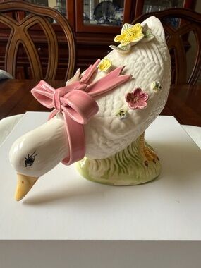 VTG ceramic Duck with 3D ribbon & flowers figurine Artistic Gifts 5.75” x 5”